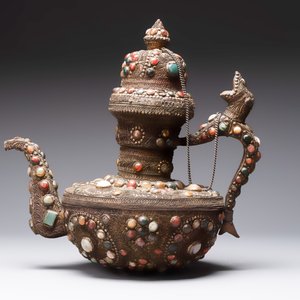 A massive Tibetan stone-inlaid copper filigree ewer and cover, 19/20th C. — photo 2