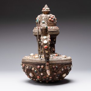 A massive Tibetan stone-inlaid copper filigree ewer and cover, 19/20th C. — photo 3