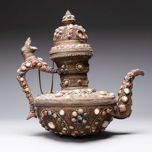 A massive Tibetan stone-inlaid copper filigree ewer and cover, 19/20th C. — photo 4