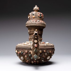 A massive Tibetan stone-inlaid copper filigree ewer and cover, 19/20th C. — photo 5