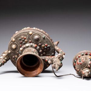 A massive Tibetan stone-inlaid copper filigree ewer and cover, 19/20th C. — photo 6