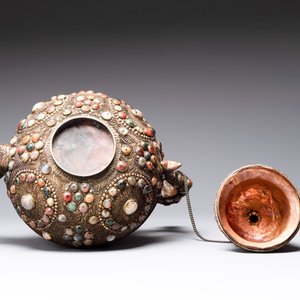A massive Tibetan stone-inlaid copper filigree ewer and cover, 19/20th C. — photo 7
