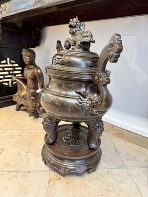 A massive Vietnamese copper- and silver-inlaid 'Buddhist lion' censer and cover on stand, 19th C. — photo 3