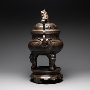 A massive Vietnamese copper- and silver-inlaid 'Buddhist lion' censer and cover on stand, 19th C. — photo 2