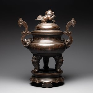 A massive Vietnamese copper- and silver-inlaid 'Buddhist lion' censer and cover on stand, 19th C. — photo 3