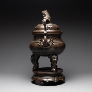 A massive Vietnamese copper- and silver-inlaid 'Buddhist lion' censer and cover on stand, 19th C. — photo 4