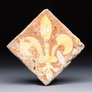 A medieval slip-decorated ‘Fleur-de-Lys’ tile, probably France or Flanders, 14th C. — foto 1