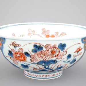 A medium size Japanese imari porcelain bowl, 18/19th C. — foto 1