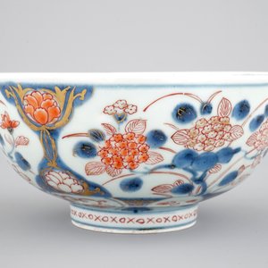 A medium size Japanese imari porcelain bowl, 18/19th C. — foto 3