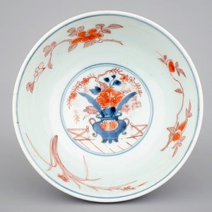 A medium size Japanese imari porcelain bowl, 18/19th C. — foto 6