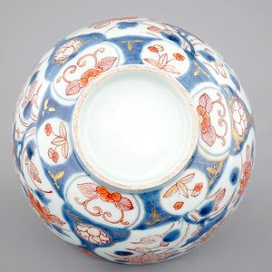 A medium size Japanese imari porcelain bowl, 18/19th C. — foto 7