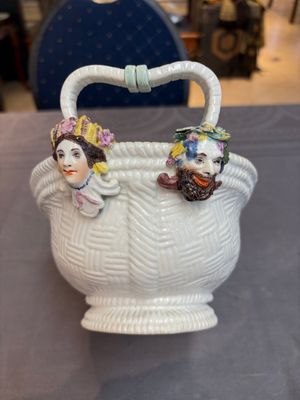 A Meissen kakiemon-style basket with figural head handles, Germany, 18th C. — 照片 2