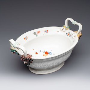 A Meissen kakiemon-style basket with figural head handles, Germany, 18th C. — 照片 1