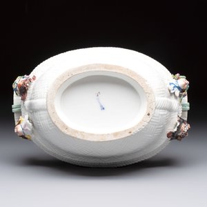 A Meissen kakiemon-style basket with figural head handles, Germany, 18th C. — 照片 7