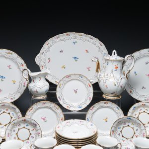 A Meissen porcelain 43-piece service with floral design, Germany, 19/20th C. — photo 22