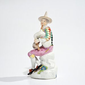 A Meissen porcelain Commedia del'Arte figure of Harlequin playing the bagpipe, 18th C. — photo 5