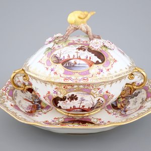 A Meissen porcelain lidded bowl on stand, 18th C. — 照片 1