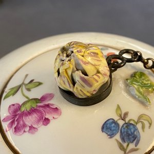 A Meissen porcelain teapot and cover with floral design, Germany, 18th C. — 照片 8