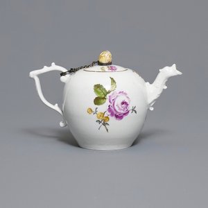 A Meissen porcelain teapot and cover with floral design, Germany, 18th C. — 照片 2