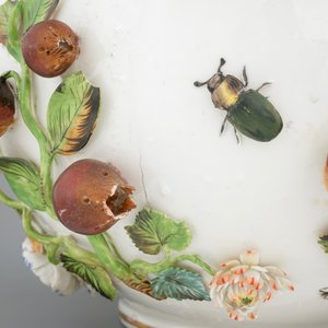 A Meissen style two-handled bottle vase with applied insects, birds and flowers, 19/20th C. — photo 4