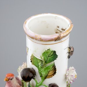 A Meissen style two-handled bottle vase with applied insects, birds and flowers, 19/20th C. — photo 5