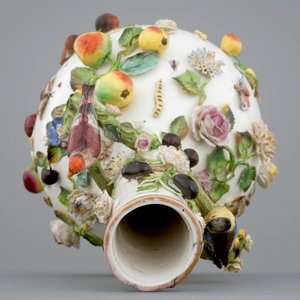 A Meissen style two-handled bottle vase with applied insects, birds and flowers, 19/20th C. — photo 6