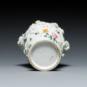 A Mennecy vase with applied floral design, France, DV mark, 18th C. — photo 5