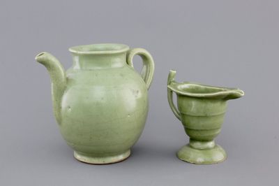 A Ming dynasty celadon glazed jug, 16/17th C. together with a helmet-shaped export porcelain jug, ca. 1780-1800