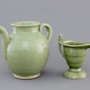 A Ming dynasty celadon glazed jug, 16/17th C. together with a helmet-shaped export porcelain jug, ca. 1780-1800 — photo 1