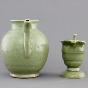 A Ming dynasty celadon glazed jug, 16/17th C. together with a helmet-shaped export porcelain jug, ca. 1780-1800 — photo 2