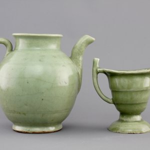 A Ming dynasty celadon glazed jug, 16/17th C. together with a helmet-shaped export porcelain jug, ca. 1780-1800 — photo 3