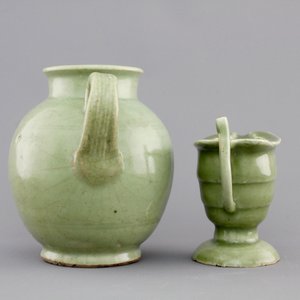 A Ming dynasty celadon glazed jug, 16/17th C. together with a helmet-shaped export porcelain jug, ca. 1780-1800 — photo 4
