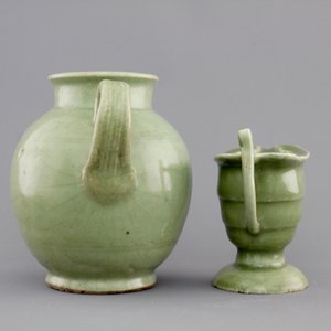 A Ming dynasty celadon glazed jug, 16/17th C. together with a helmet-shaped export porcelain jug, ca. 1780-1800 — photo 5