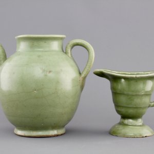 A Ming dynasty celadon glazed jug, 16/17th C. together with a helmet-shaped export porcelain jug, ca. 1780-1800 — photo 6