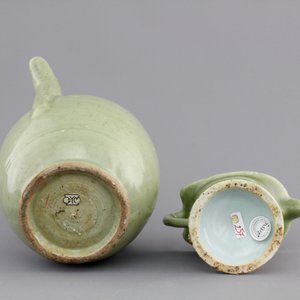 A Ming dynasty celadon glazed jug, 16/17th C. together with a helmet-shaped export porcelain jug, ca. 1780-1800 — photo 7