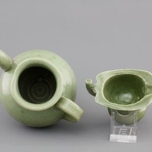 A Ming dynasty celadon glazed jug, 16/17th C. together with a helmet-shaped export porcelain jug, ca. 1780-1800 — photo 8