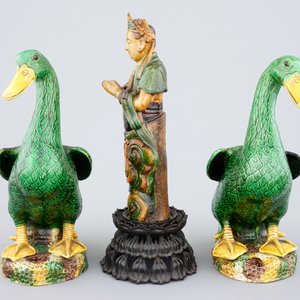 A Ming sancai Guanyin and a pair of verte biscuit figures of ducks, 18/19th C. — 照片 2