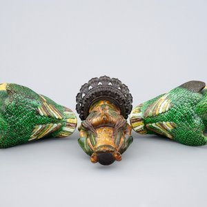 A Ming sancai Guanyin and a pair of verte biscuit figures of ducks, 18/19th C. — 照片 5