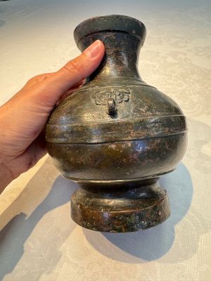 A miniature Chinese archaic bronze wine vessel with Taotie handles, 'Hu 壺', Han — foto 1