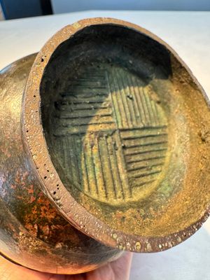 A miniature Chinese archaic bronze wine vessel with Taotie handles, 'Hu 壺', Han — foto 10