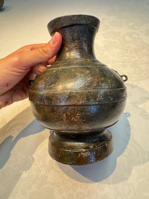A miniature Chinese archaic bronze wine vessel with Taotie handles, 'Hu 壺', Han — foto 2