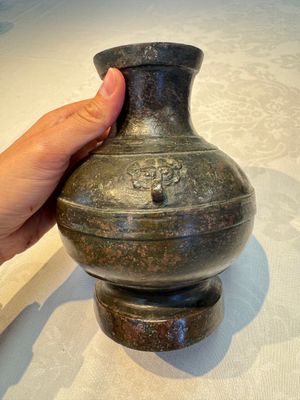 A miniature Chinese archaic bronze wine vessel with Taotie handles, 'Hu 壺', Han — foto 3