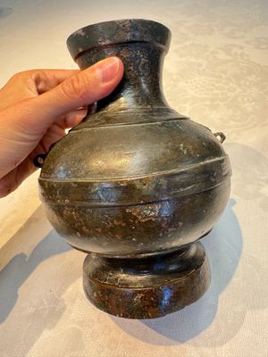 A miniature Chinese archaic bronze wine vessel with Taotie handles, 'Hu 壺', Han — foto 4