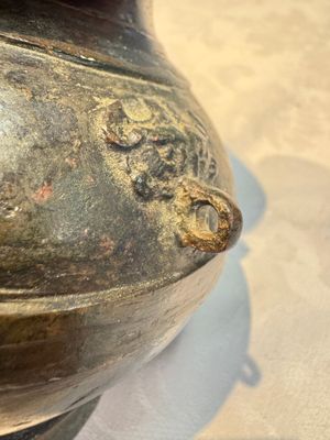 A miniature Chinese archaic bronze wine vessel with Taotie handles, 'Hu 壺', Han — foto 8