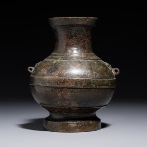 A miniature Chinese archaic bronze wine vessel with Taotie handles, 'Hu 壺', Han — foto 1