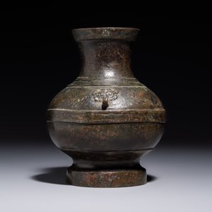 A miniature Chinese archaic bronze wine vessel with Taotie handles, 'Hu 壺', Han — foto 2