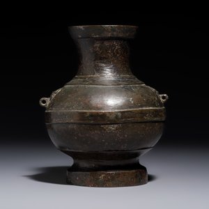 A miniature Chinese archaic bronze wine vessel with Taotie handles, 'Hu 壺', Han — foto 3