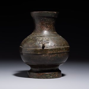 A miniature Chinese archaic bronze wine vessel with Taotie handles, 'Hu 壺', Han — foto 4