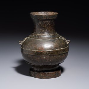 A miniature Chinese archaic bronze wine vessel with Taotie handles, 'Hu 壺', Han — foto 5