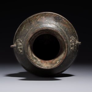A miniature Chinese archaic bronze wine vessel with Taotie handles, 'Hu 壺', Han — foto 6